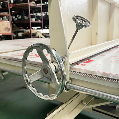 ম্যানুয়াল উল্লম্ব স্পঞ্জ গদি ফেনা কাটা মেশিন CNC